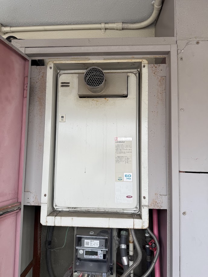 パーパスTP-SQ160T-1(BL)ガス給湯器 16号 PS扉内設置型、PS前排気型給湯器施工前