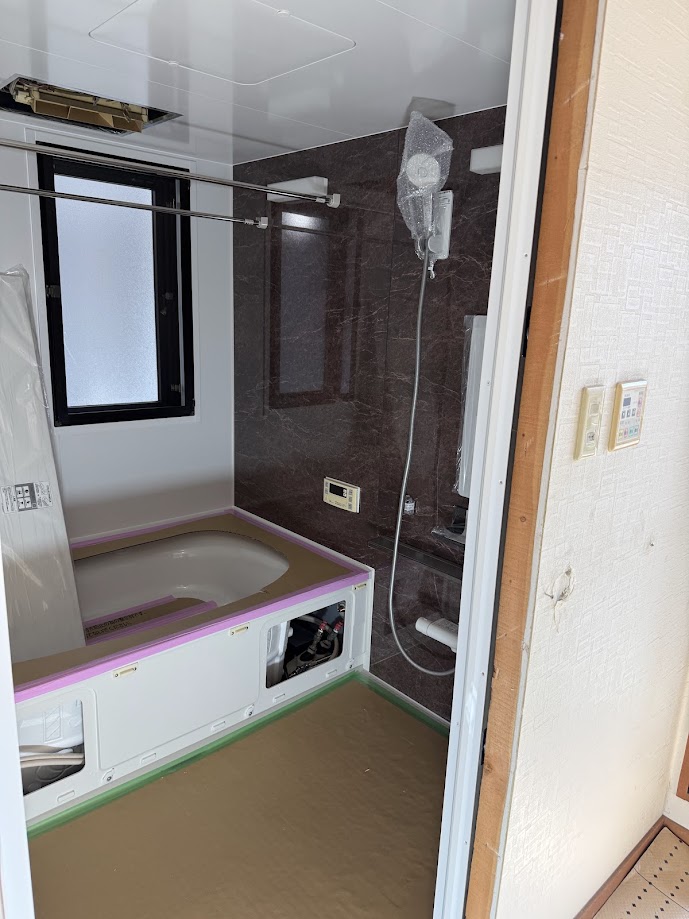 ユニットバス交換工事リクシルシステムバス　ﾘﾉﾋﾞｵ　Fタイプ1620サイズ施工中