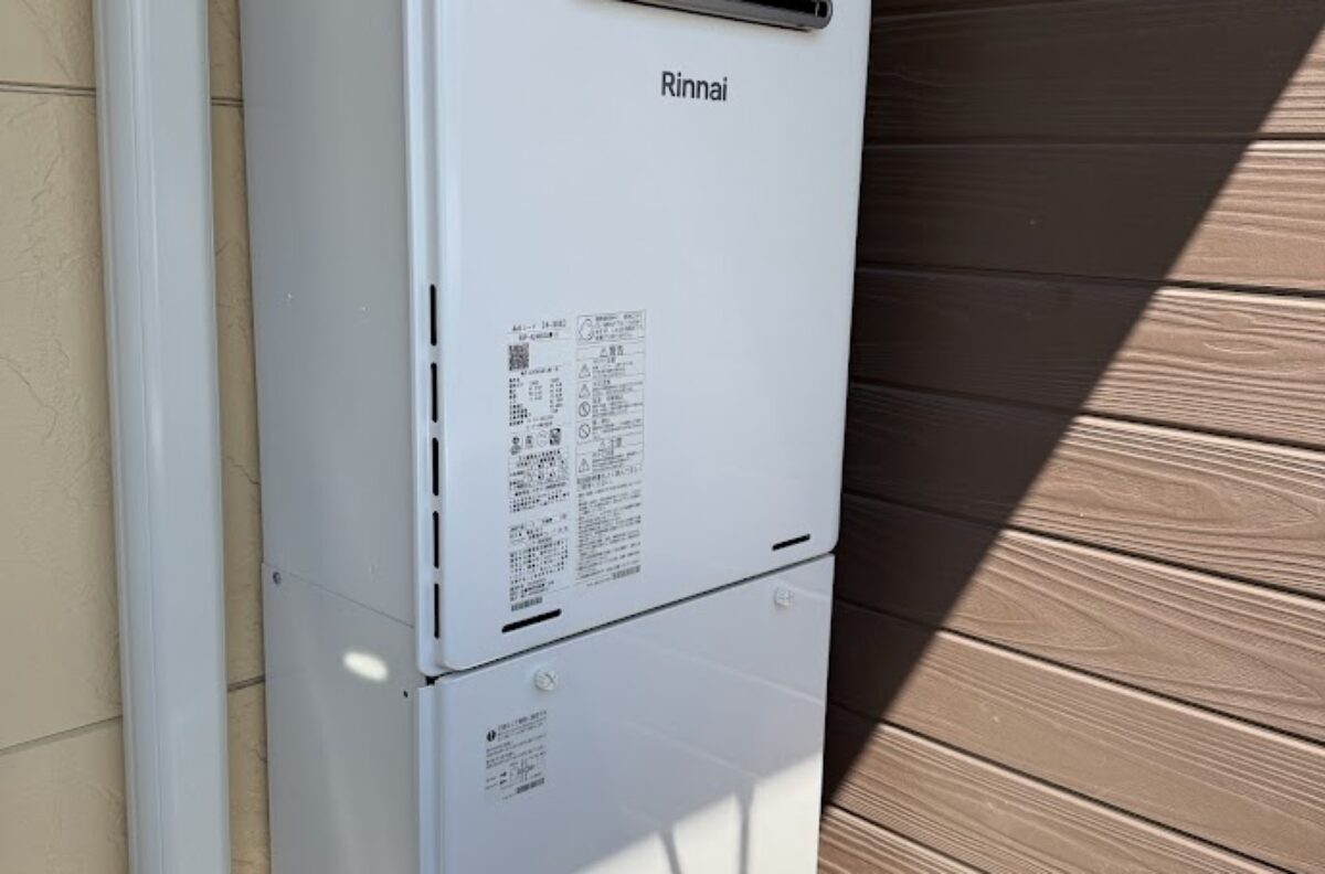 大阪府大阪市西区給湯器交換工事リンナイ24号ガスふろ給湯器RUF-A2405SAW(AW)-SK及び配管カバー給湯器交換工事
