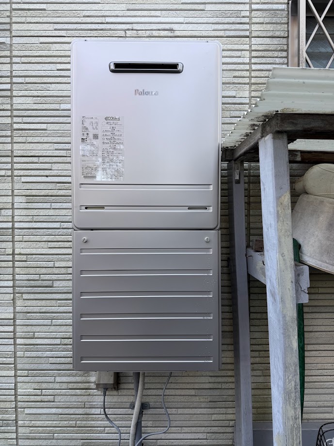 パロマ24号ガスふろ給湯器エコジョーズオートタイプFH-E2422SAWL配管カバーHCFA-7450L施工後